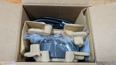 une boîte en carton contenant tout un tas de fils électriques