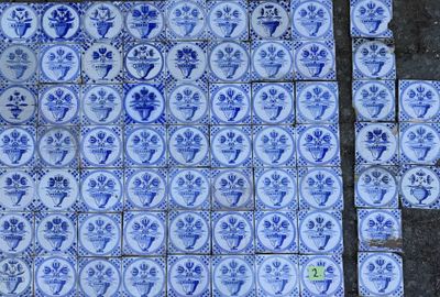 beaucoup de carreaux bleus et blancs au sol