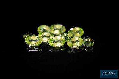 un bouquet de péridots verts sur un fond noir