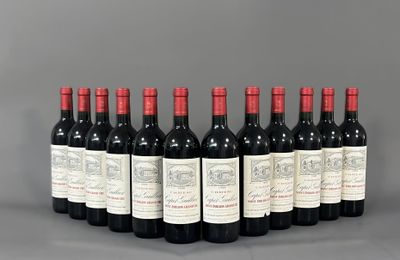 six bouteilles de vin rouge alignées