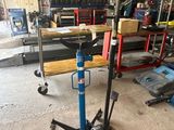 une image d'un garage avec de nombreux outils sur le sol