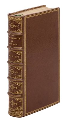 un livre marron avec des bordures dorées sur la couverture