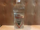 une bouteille de vodka posée sur une table
