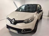 La voiture blanche est garée dans le garage d'un immeuble.