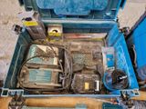 une boîte à outils bleue avec des outils sur le sol