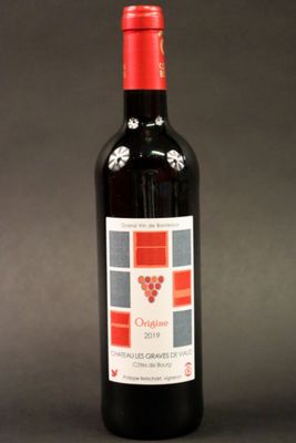 la bouteille de vin rouge est posée sur la table