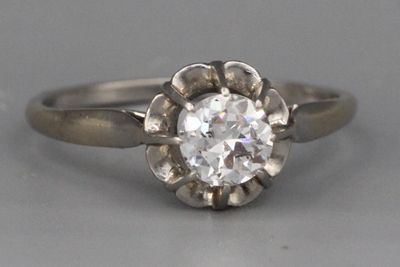 Bague en platine ornée d’un brillant solitaire (0,40ct env.