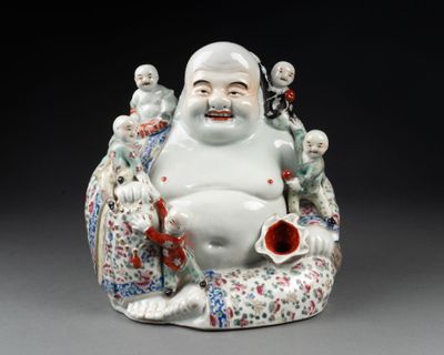 CHINE - XXème siècle. BUDAI entouré de cinq enfants