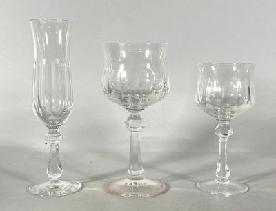 trois verres à vin posés l'un à côté de l'autre sur une table