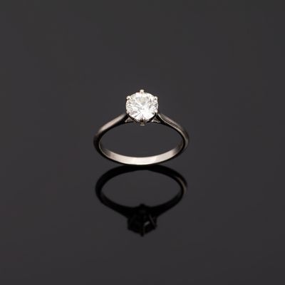 Bague solitaire en or gris 750°°° (tête d'aigle) centrée d’u…