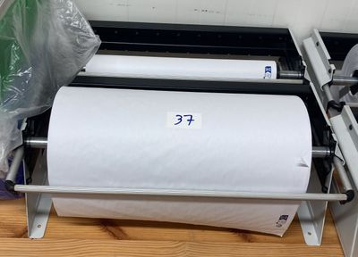 un rouleau de papier à côté d'un autre rouleau de papier