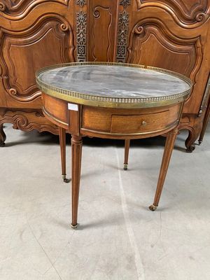 une photo d'une table en bois surmontée d'un plateau en marbre