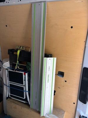 une photo d'une camionnette contenant tout un tas d'appareils électroniques
