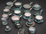 toutes ces tasses à thé et soucoupes posées sur la table