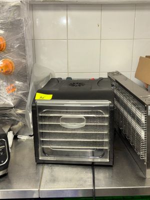 un grille-pain posé sur le plan de travail d'une cuisine