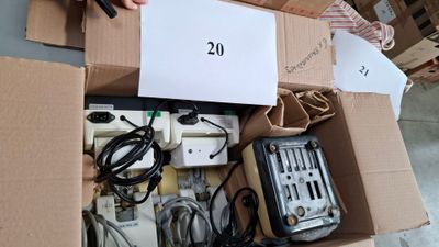 une boîte remplie de matériel électronique posée sur le sol