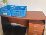 un bureau sur lequel sont posés deux paniers