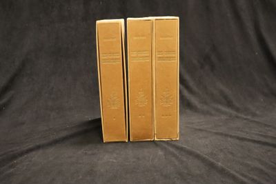 deux livres marron posés sur une table recouverte d'un tissu noir