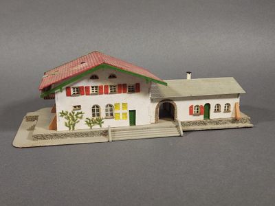 une petite maquette de maison au toit rouge