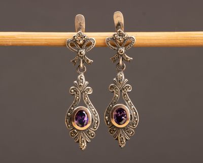 une paire de boucles d'oreilles en argent, ornées d'améthyste et de diamants