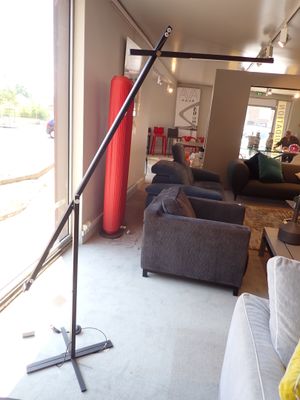 un salon avec des canapés et une lampe