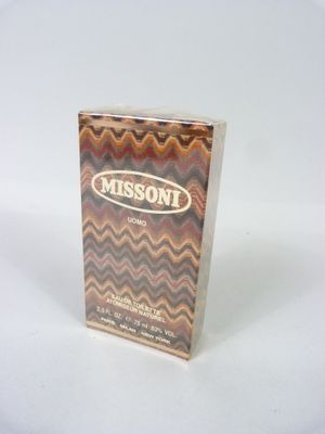 un flacon d'eau de Cologne Missoni posé sur une surface blanche