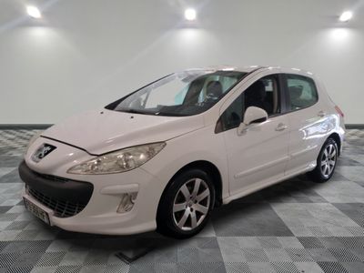 la photo d'une voiture blanche garée dans un garage