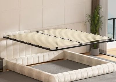 une image représentant un cadre de lit avec un matelas posé dessus