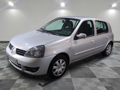 la photo d'une voiture argentée garée dans un garage