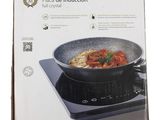 emballage d'une plaque de cuisson sur laquelle est posée une casserole contenant des aliments