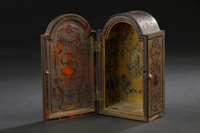 une petite boîte en métal ornée d'un motif décoratif