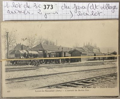 une vieille photo d'un train sur les rails