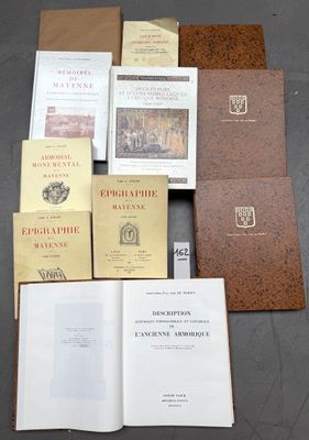 plusieurs livres sont empilés sur une table