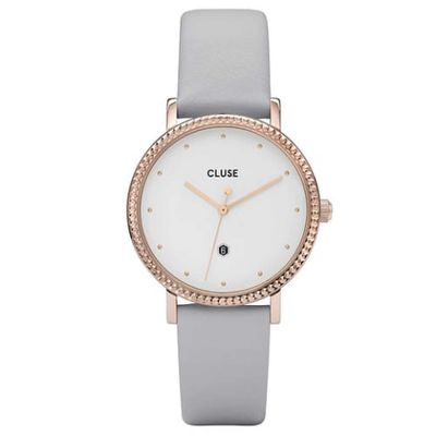un gros plan d'une montre-bracelet pour femme, avec un cadran blanc et un bracelet en cuir gris