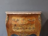 une ancienne commode en bois avec dessus en marbre