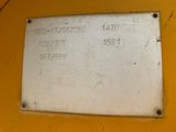 une photo d'un panneau accroché sur le côté d'un mur jaune