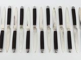 six types de stylos différents sont alignés sur une surface blanche