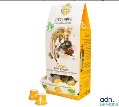 une boîte de sachets de thé avec un train en arrière-plan
