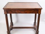 une petite table en bois surmontée d'un tiroir