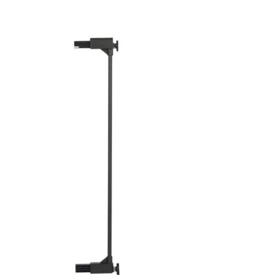 un poteau noir surmonté d'une lampe