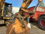 une photo d'un tracteur et d'un camion-benne dans une casse