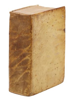 un vieux livre posé sur une surface blanche
