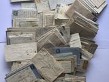 une liasse de vieux billets posée sur une table