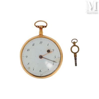 une montre à gousset en or à laquelle est attachée une clé