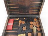 un plateau de backgammon en bois contenant de nombreuses pièces