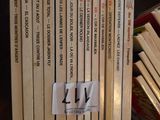 un grand nombre de livres empilés les uns sur les autres