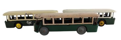 deux petits bus verts et blancs sur fond blanc