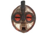 une image représentant un masque en bois aux yeux rouges