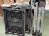 une pile de boîtes empilées les unes sur les autres