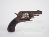 un vieux pistolet avec une crosse en bois et une poignée en métal